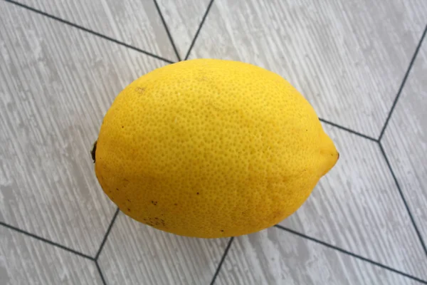 Verse citroen de plaat — Stockfoto