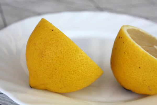 プレート上のレモン — ストック写真
