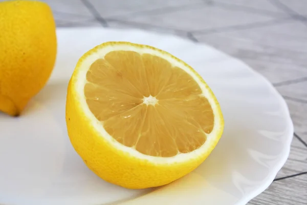 Limón fresco en el plato — Foto de Stock