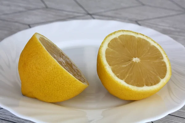 新鮮なレモン プレートの — ストック写真