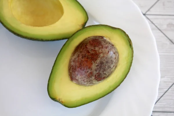 Avocadohalf a tányéron felvágva — Stock Fotó