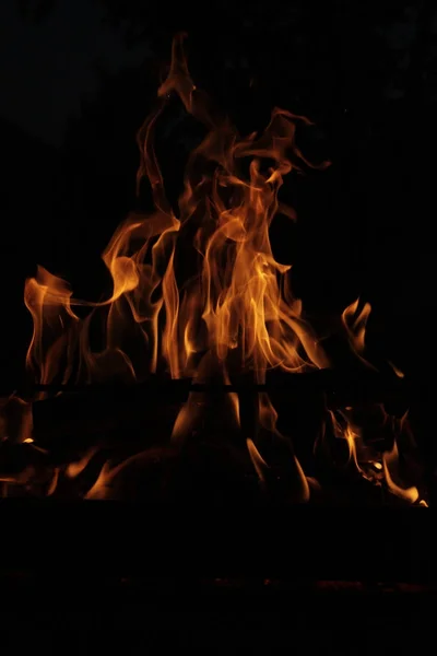 Fuego sobre el fondo negro — Foto de Stock