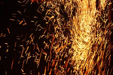 siyah arka plan üzerine kıvılcım ateş