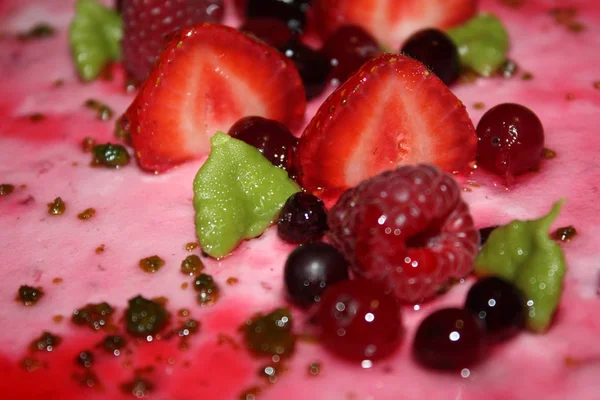 Торт з лісовими ягодами — стокове фото
