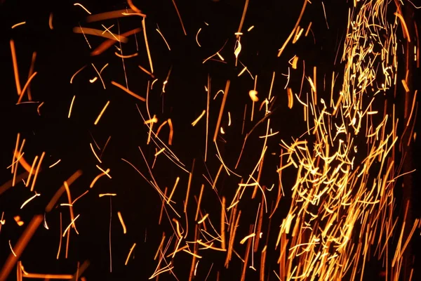 Chispa de fuego en el fondo negro — Foto de Stock