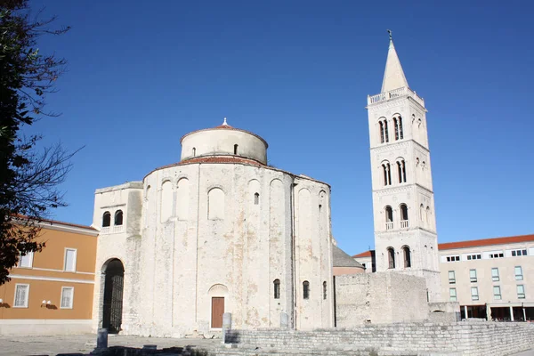 クロアチアのザダルで鐘楼のある教会 — ストック写真