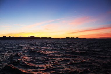 Adriyatik günbatımı sahil üzerinde