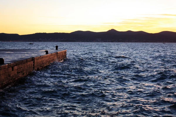 Adriyatik günbatımı sahil üzerinde