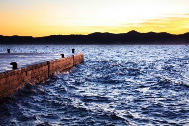 Adriyatik günbatımı sahil üzerinde