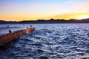 Adriyatik günbatımı sahil üzerinde