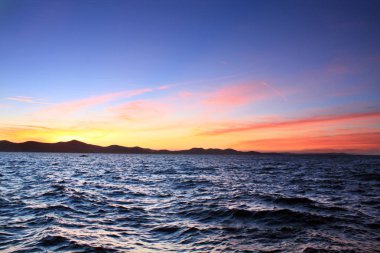 Adriyatik günbatımı sahil üzerinde