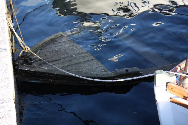 Altında Eski Tekne — Stok fotoğraf