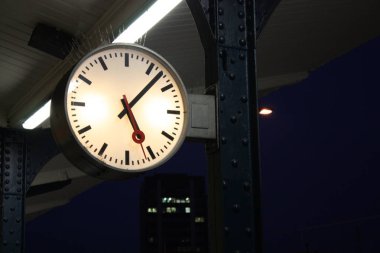tren istasyonu saat