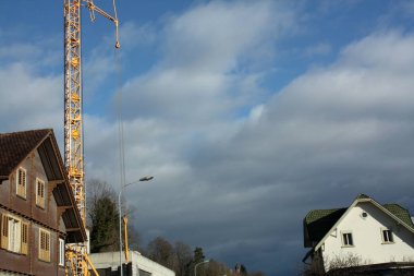 kış manzara evleri ve İsviçre'deki inşaat vinç ile