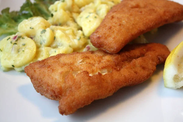 Patates salatası ve limon ile breading içinde balık