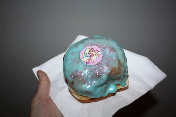 Blå Donut Handen — Stockfoto