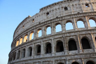  Kolezyum Roma İtalya gündüz