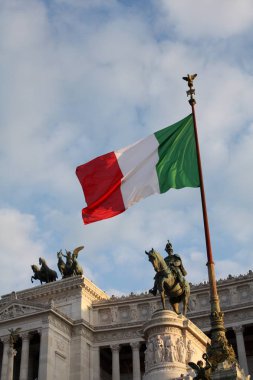 Roma Vittoriano'ya İtalya gündüz İtalyan bayrağı