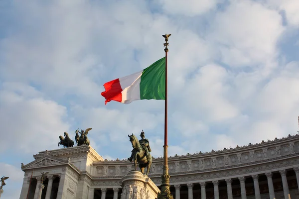 Italienska Flaggan Rom Vittoriano Italien Dagtid — Stockfoto
