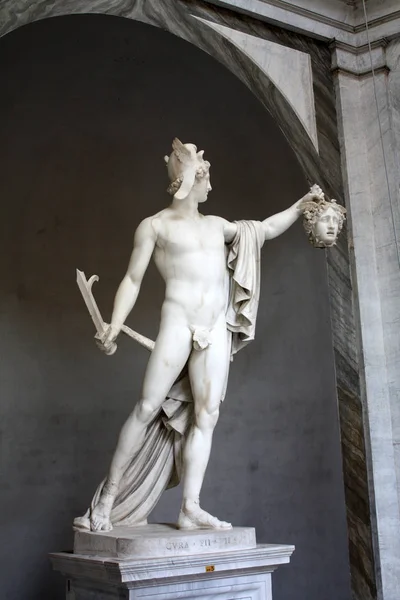 意気揚々 とペルセウス ペルセウス座の つのゴルゴンのメデューサの生首を保持 — ストック写真