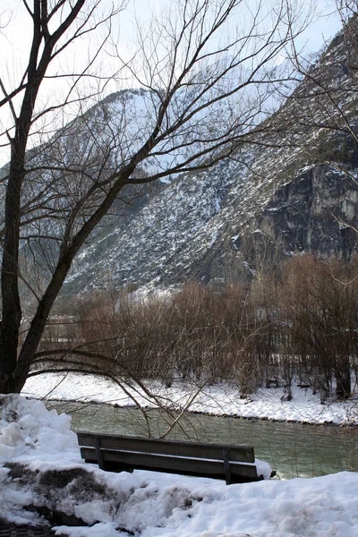 Χειμερινό Τοπίο Πάγκο Στην Ακτή Ποταμός Στις Άλπεις Στην Αυστρία — Φωτογραφία Αρχείου