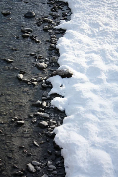 Снег Берегу Реки Зимой Альпах — стоковое фото