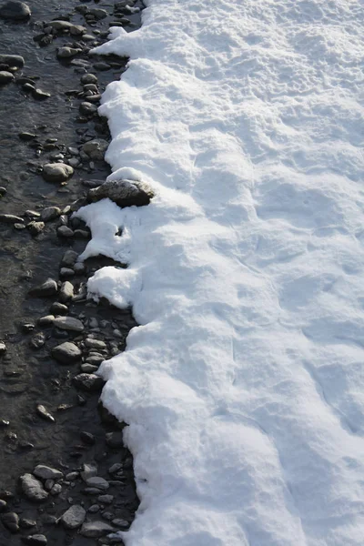 Nieve Costa Del Río Invierno Los Alpes —  Fotos de Stock