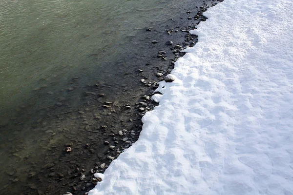 Χιόνι Στην Ακτή Του Ποταμού Χειμώνα Στις Άλπεις — Φωτογραφία Αρχείου