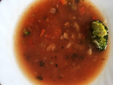 İtalyan sebzeli çorba çorba beyaz plaka