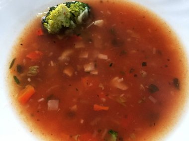 İtalyan sebzeli çorba çorba beyaz plaka