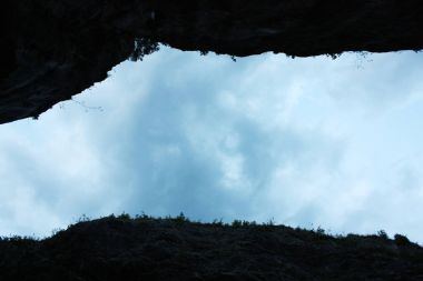 Yol ile gök arasında İsviçre Alpleri dağlar