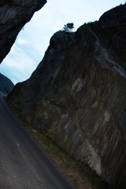 Yol ile gök arasında İsviçre Alpleri dağlar