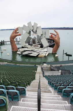 Bregenz,: Vorarlberg, Austria - Januar 2018: Açık Hava Tiyatrosu sahne iki el hazır sonraki opera Georges Bizet tarafından 
