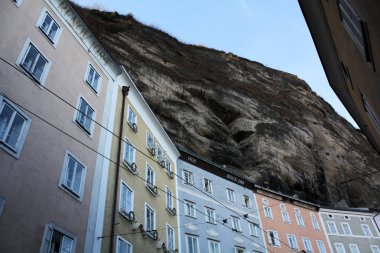 Salzburg / Avusturya - 11 Mart 2018. Geleneksel Avusturya renkli evlerde Salzburg Rock'ta. Monchsberg. Avusturya ev bina mimari.