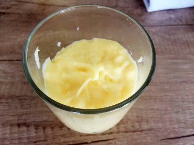 Cam kremalı puding yemek