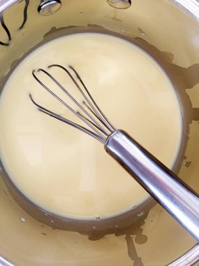 çırpma teli ile saut tavada pişirme krem