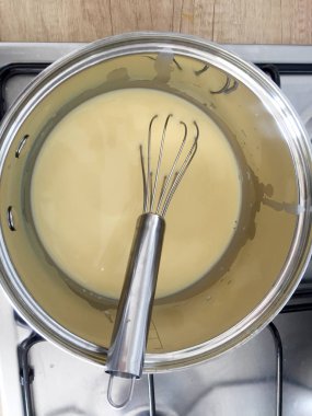 çırpma teli ile saut tavada pişirme krem