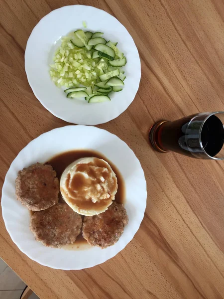 Ensalada Salsa Croquetas Puré Patata Mesa —  Fotos de Stock