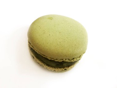 beyaz zemin üzerine yeşil acıbadem kurabiyesi