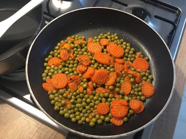 Cenoura Ervilhas Verdes Panela Cozinhar — Fotografia de Stock