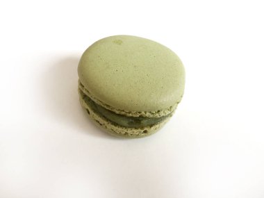 beyaz zemin üzerine yeşil acıbadem kurabiyesi