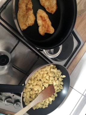 Tavuk pişirme ile İsviçre Pizokel