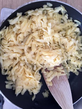 İsviçre mutfakta yemek Roesti