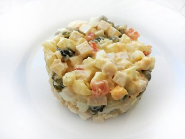 Rus salatası Olivie yeşil bezelye ve mayonez ile