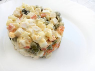 Rus salatası Olivie yeşil bezelye ve mayonez ile