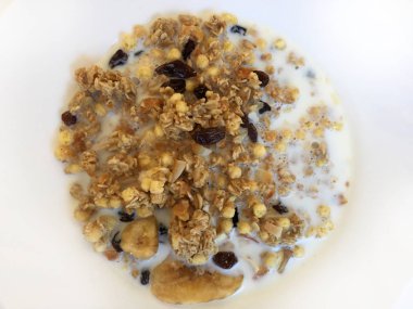  Müsli yulaf ezmesi hububat kuru üzüm ve süt ile kahvaltı