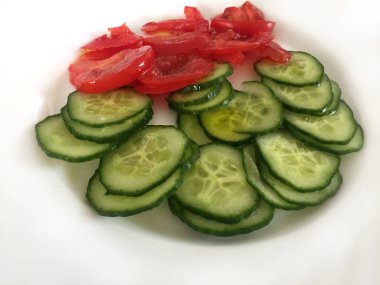 Salatalık Domates Salatası beyaz plaka üzerinde