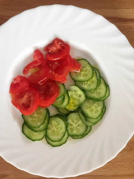 Ogórek Pomidor Sałatka Białym Talerzu — Zdjęcie stockowe