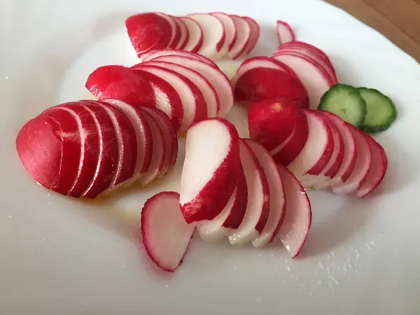 Insalata Ravanello Sul Piatto Bianco — Foto Stock