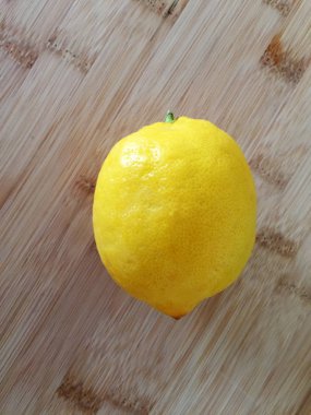 Bambu tahta üzerinde taze limon